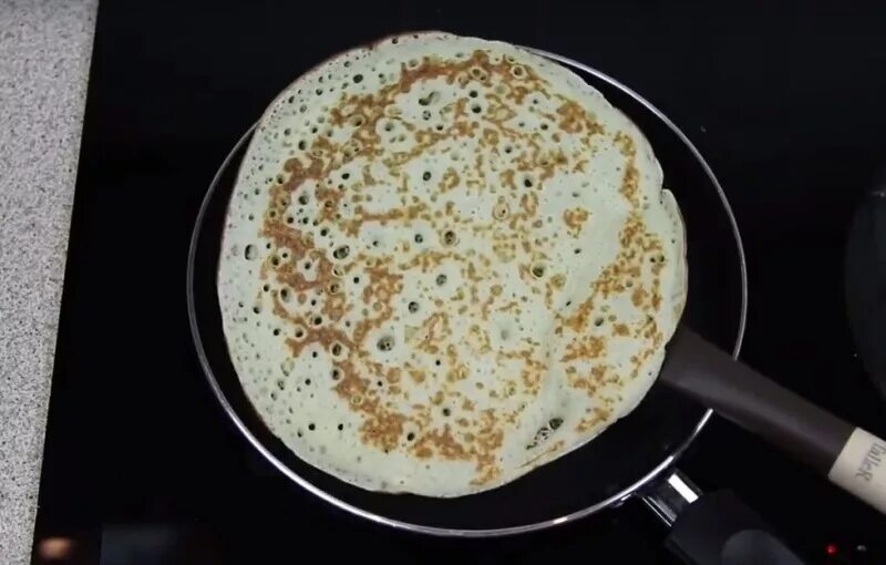 Блин на масле как это вкусно песня. Блины на кислом молоке с дырочками пышные. пышные блины на молоке с 1 яйцом. блины на прокисшем молоке на 1 литр. блины из кислого молока 250 мл.