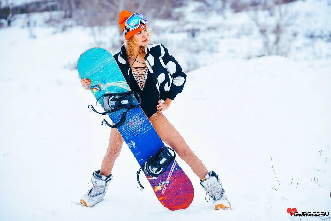 Девушка со сноубордом. Чехович евгения сноуборд. Горы сноуборд. Хлоя ким сноубордистка. Красивая сноубордистка.