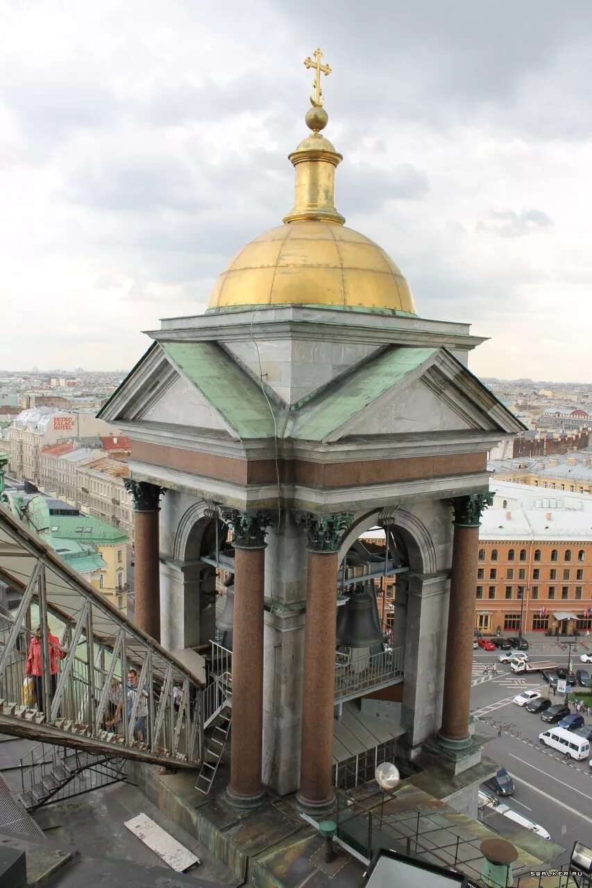 Колоннада Исаакиевского собора в Санкт-Петербурге.