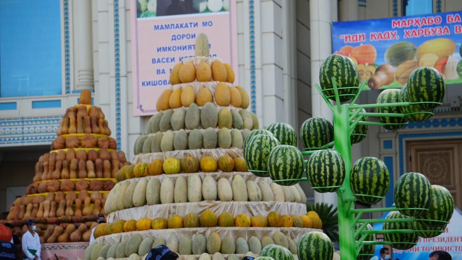 Арбузы ярмарка. Узбекистан базар арбузов и дынь.. Туркменские дыни бахча. Дынная бахча в Туркмении. Арбузы и дыни Узбекистана.