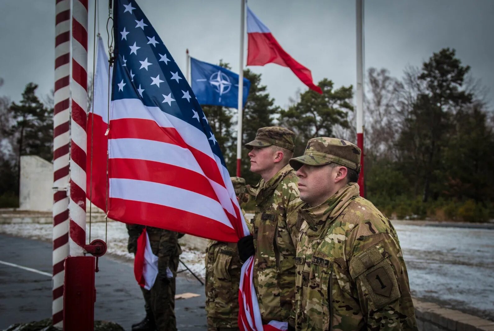 Польша находится в нато. База НАТО В Польше. Военные НАТО В Польше. США НАТО. Американские войска в Европе.