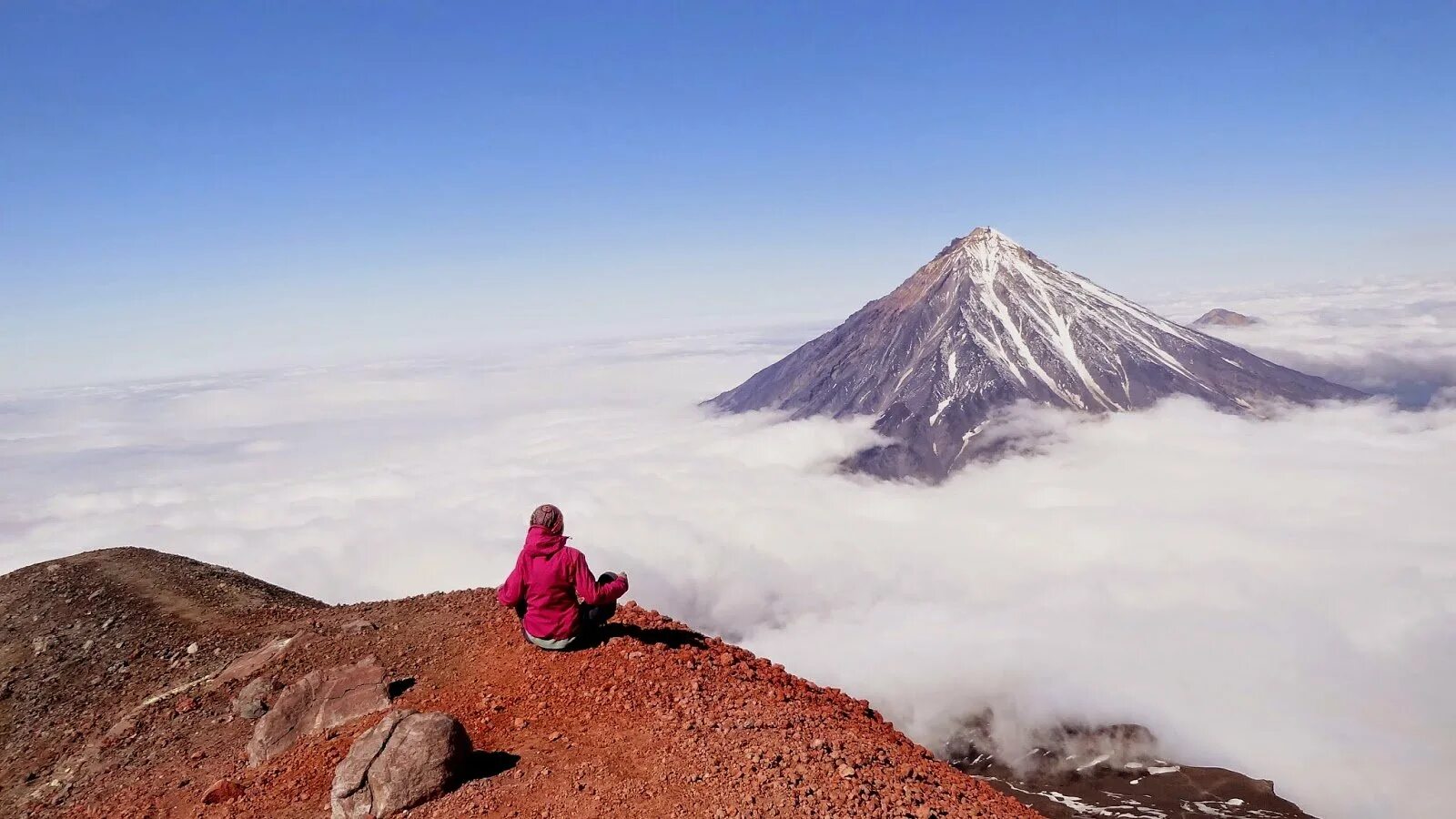 Вулкан спины. Вулкан ушковский камчатка. Восхождение на вулкан камчатка. Вулканические горы. Извержение вулкана фуэго.