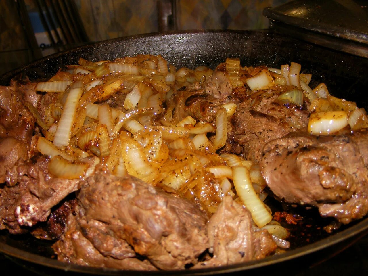 Рецепт мяса с луком на сковороде. Жареное мясо с луком. Кролик жареный на сковороде с луком. Мясо с луком на сковороде. Мясо на сковородке с луком.