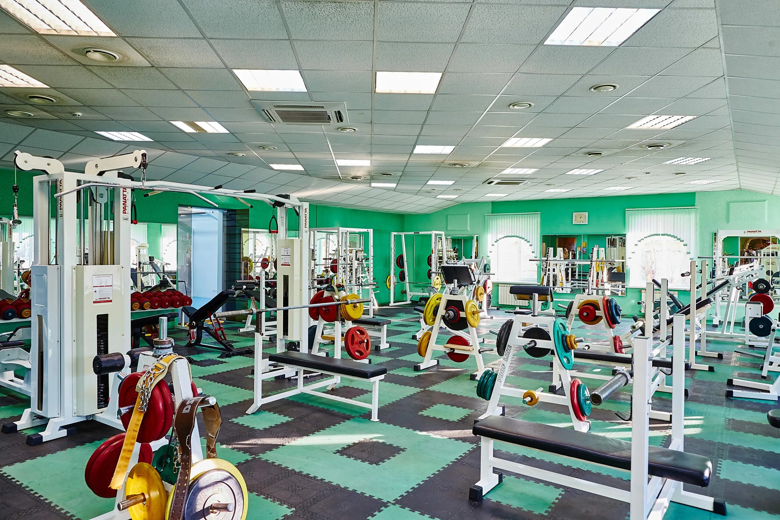 Экселент бассейн красноярск. Сеть тренажёрных залов колизей красноярск. Тренажерный зал сибиряк красноярск. Спортзал колизей красноярск. Фитнес центры в красноярске.