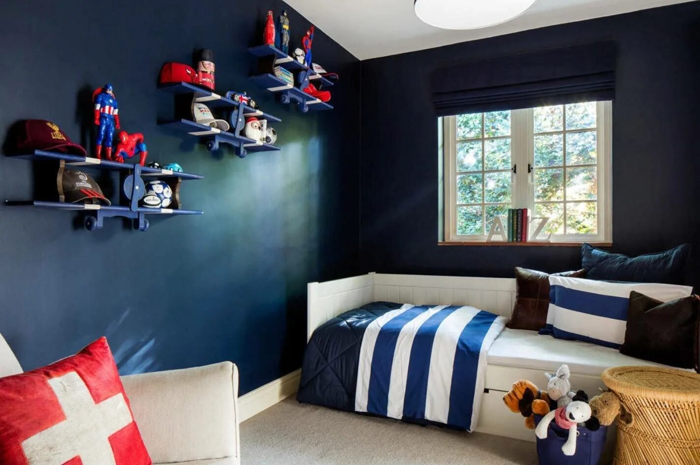 Комната мальчика диван. Спальня для мальчика. Комната для подростка в синих тонах. Синяя детская комната. Синяя комната для мальчика.