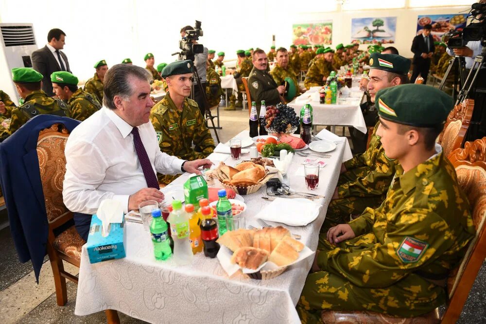 Эмомали Рахмон с солдатами. Эмомали Рахмон в военной форме.