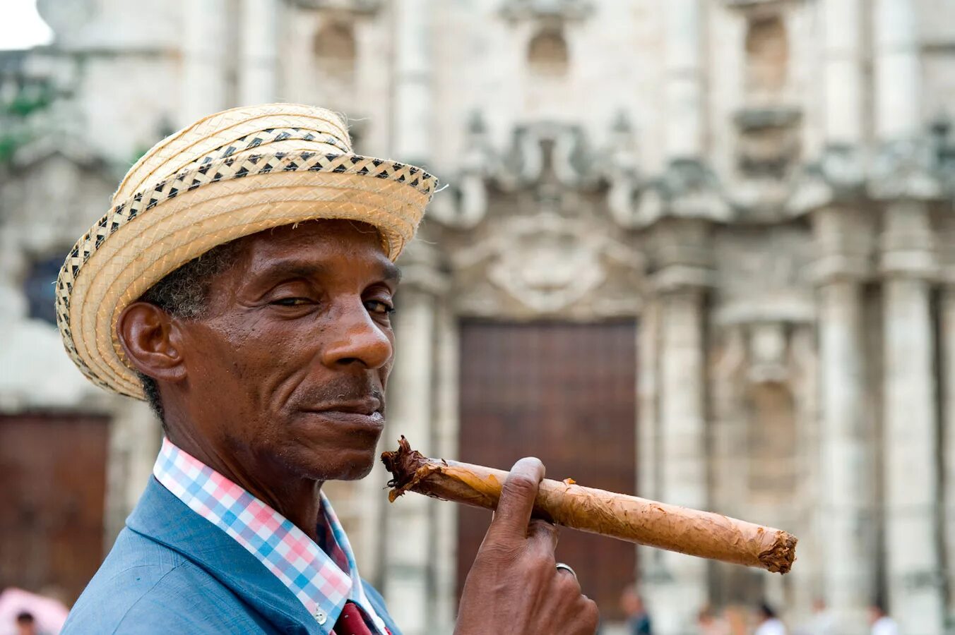 Покажи кубинские. Куба Гавана Ром сигары кубинцы. Кубинские сигары Гавана. Кубинская сигара Cohiba Habana Cuba. Кубинский табакеро Луис.