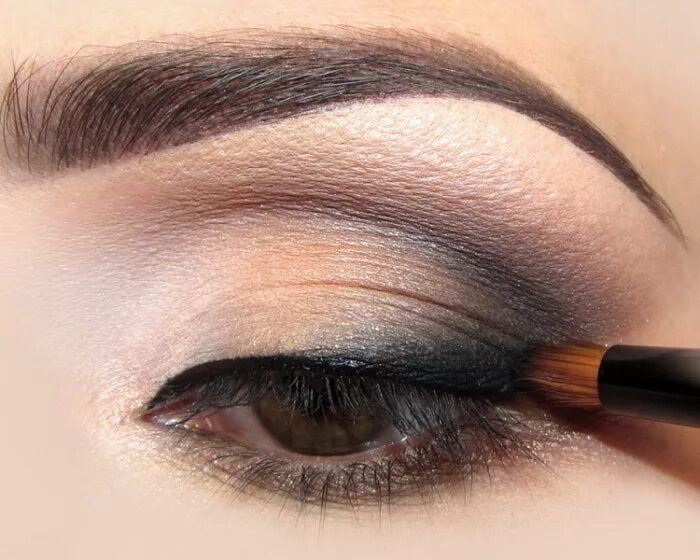 стрелка тенями растушеванная. макияж глаз с растушевкой теней. растушеванная стрелка кендалл. смоки с растушеванной стрелкой. макияж растушеванная стрелка смоки.