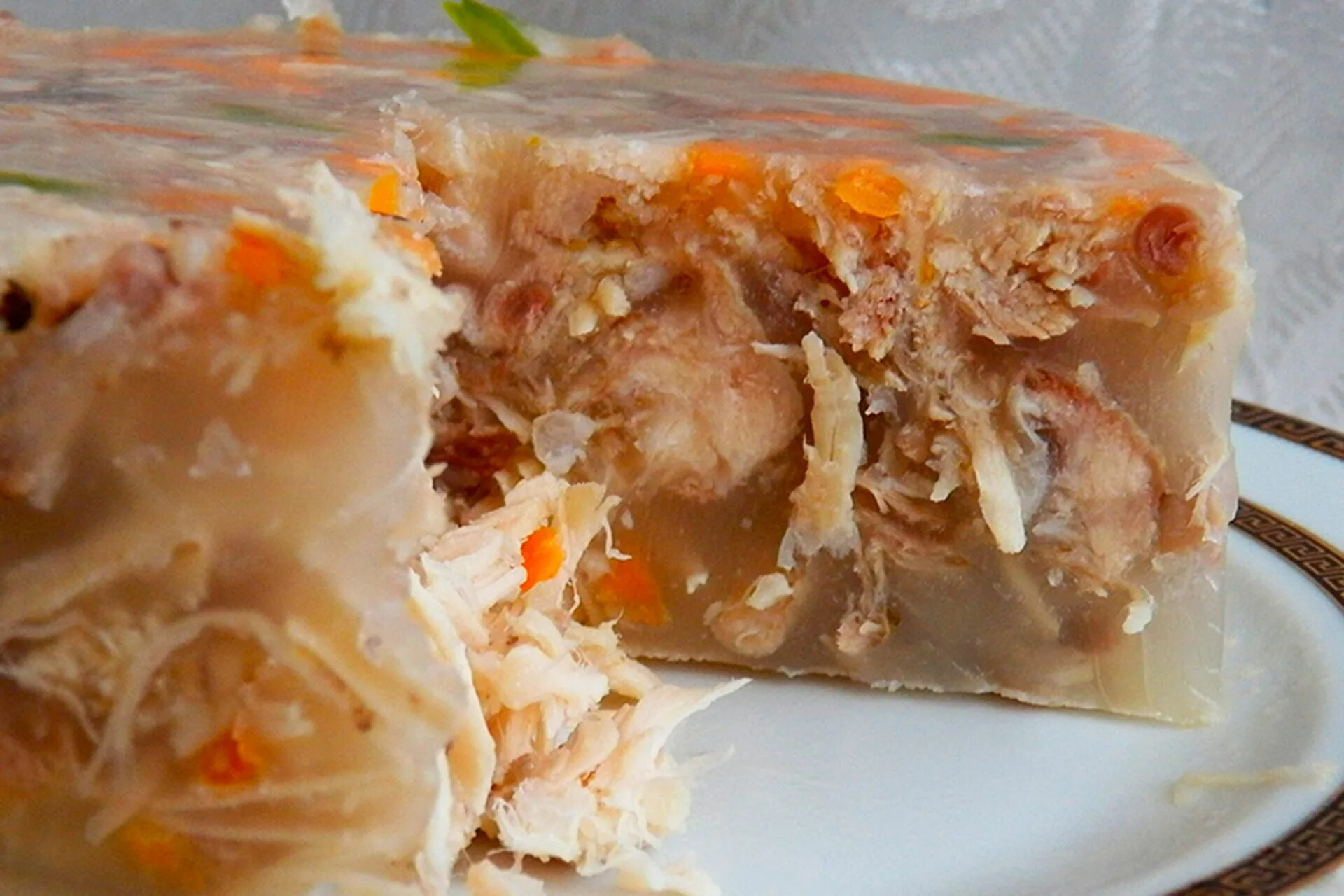 Какой холодец полезнее для суставов. Холодец. холодец из курицы. холодец куриный. холодец из куриных лапок.