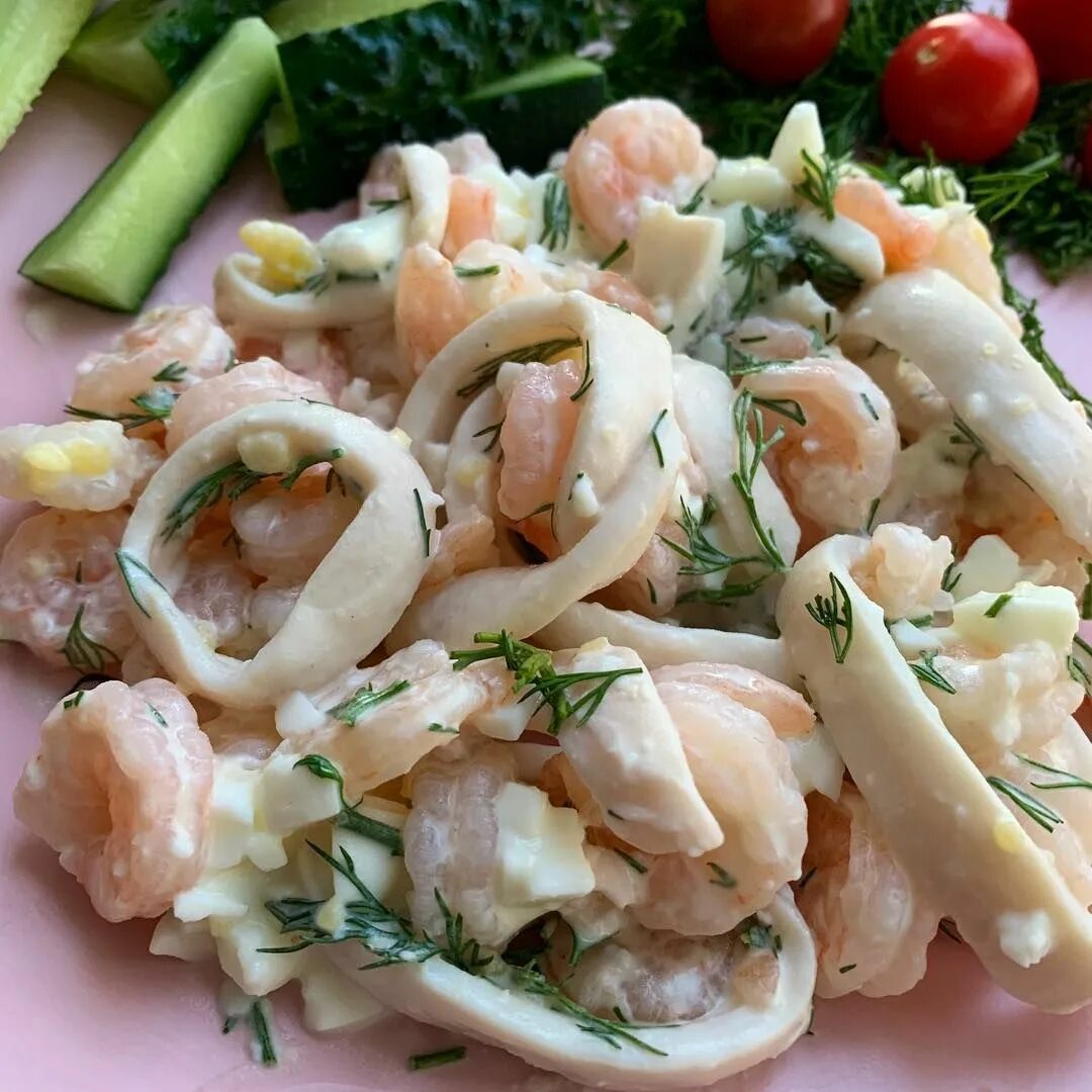 Праздничная кухня: салат "Нептун" с креветками, кальмарами и крабовыми палочками