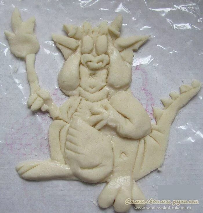 поделки своими руками на новый год. лепка из соленого теста. дракончики из соленого теста. символ года дракон из теста. китайский дракон из соленого теста.