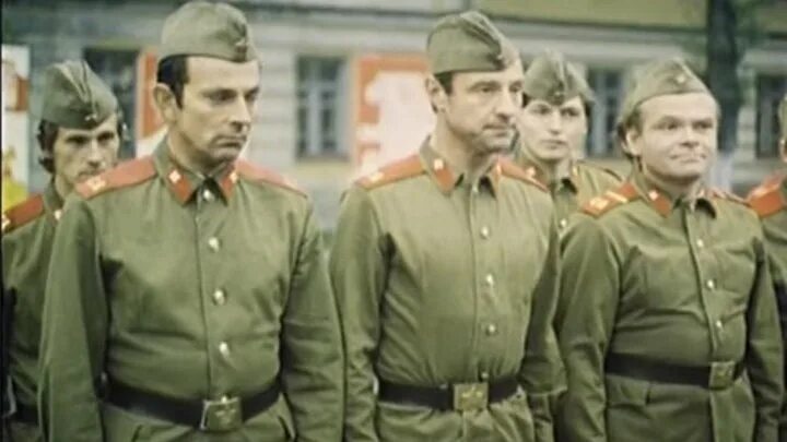 Посмотря вперед пятеро солдат. Вернемся осенью 1979. Кинофильм про армию.