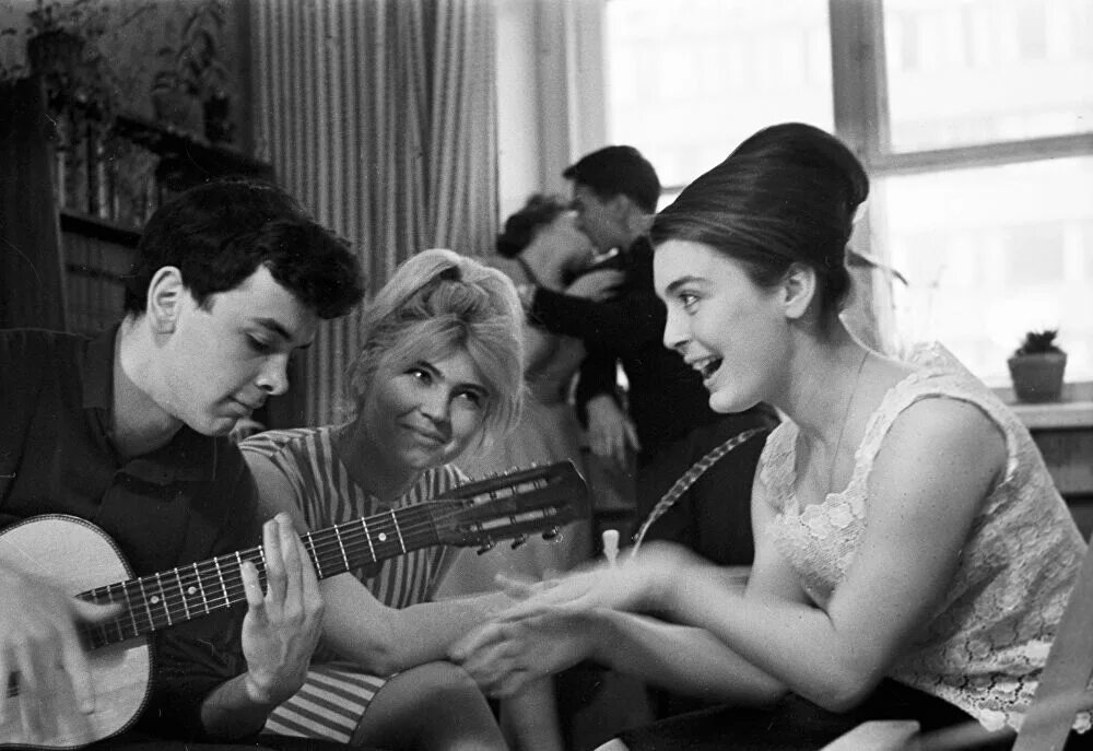 Молодежь ссср 70-х годов. Советская молодежь с гитарой. 60е ссср молодежь. Гитаристы дворовые 70х годов. Дворовые гитаристы.