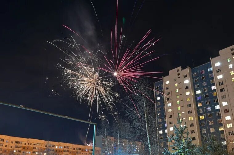 Разрешены ли фейерверки на новый год 2023. Парк нефтяник салют. Салют новый год 2021. Новый год салют. Салют новый год 2021.