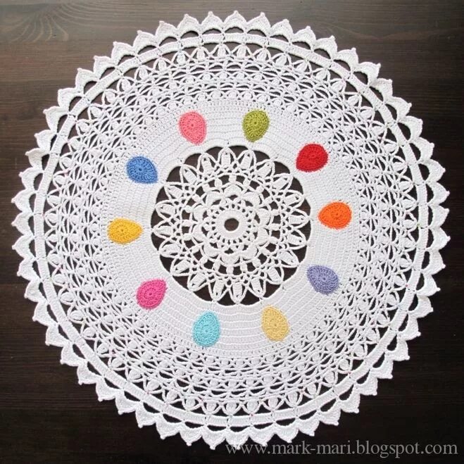 Салфетка пасхальная крючком в технике. Пасхальные салфетки крючком. Вязаная Пасхальная салфетка. Салфетка на Пасху крючком. Вязаная салфетка к Пасхе.