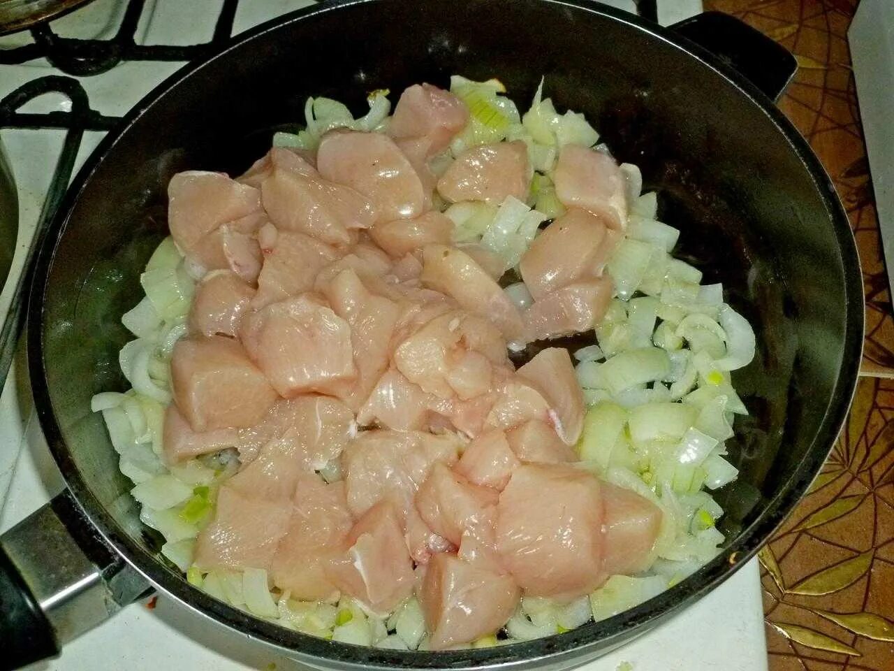 Рецепт куриное филе лук. Куриное филе с луком на сковороде. филе куриное жареное с луком. куриное филе жареное с луком на сковороде. мясо с луком.