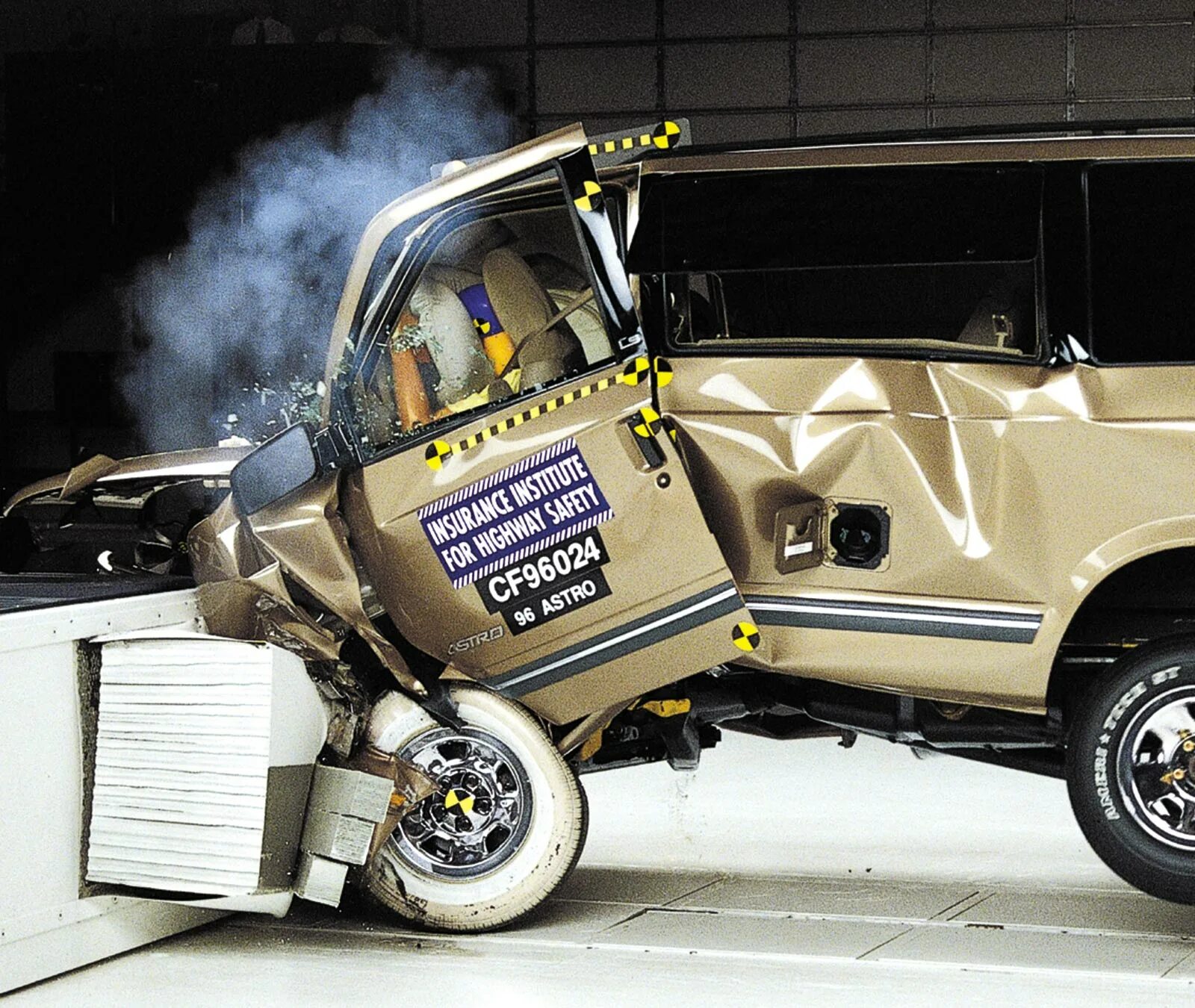 Краш тест Ford f-150 IIHS 2001. Краш тест IIHS 1996. Chevrolet Astro 2005. Шевроле краш тест.