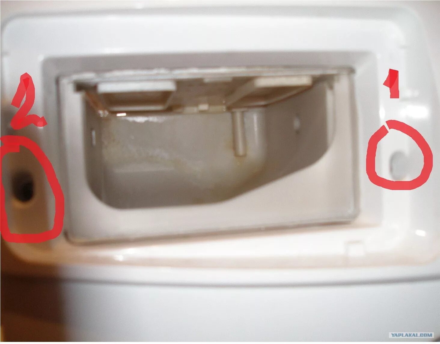 Почему появляется вода в стиральной. Стиральная машинка самсунг течет из под лотка для порошка. Течёт лоток для порошка стиральной машины LG. Стиральная машина LG течет из под лотка для порошка. Течёт вода из лотка для порошка стиральной машины LG.