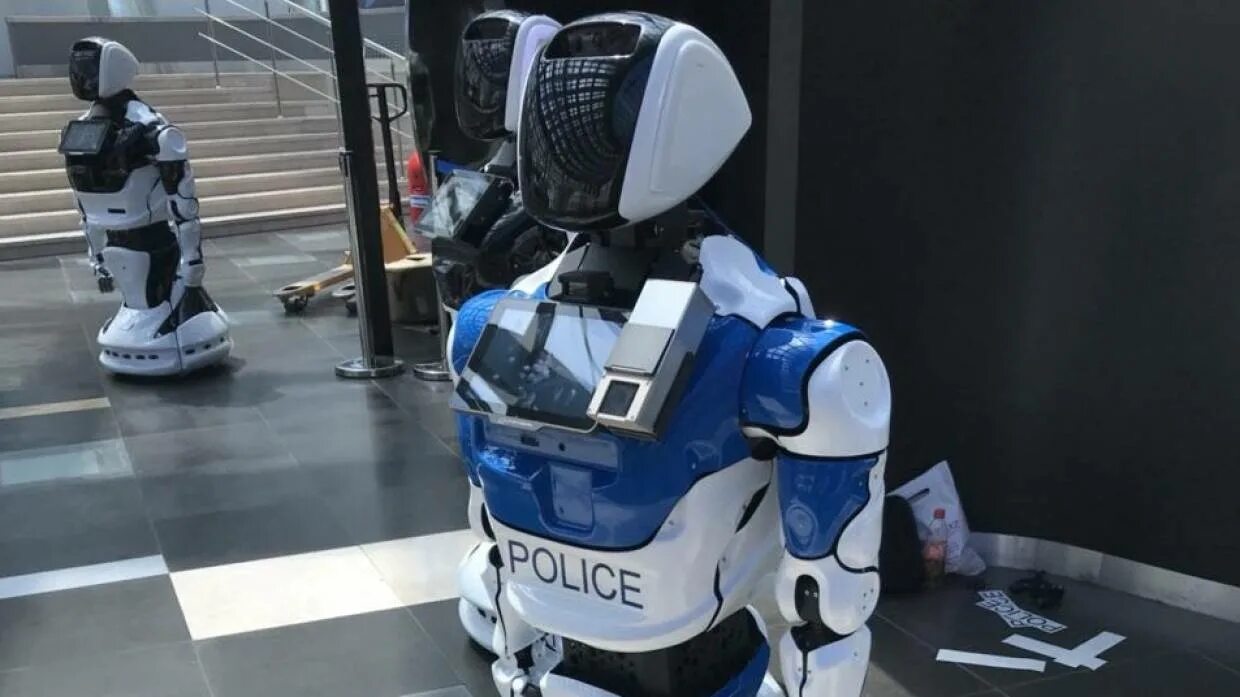 Роботы для обеспечения безопасности. Робот полицейский Promobot. Двуногий робот. Роботы обеспечивающие безопасность.