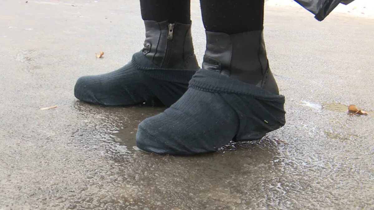 Yoga socks. Носки с нескользящей подошвой. Носки поверх обуви. Hogl ботильоны женские замша. Скользкие носки.