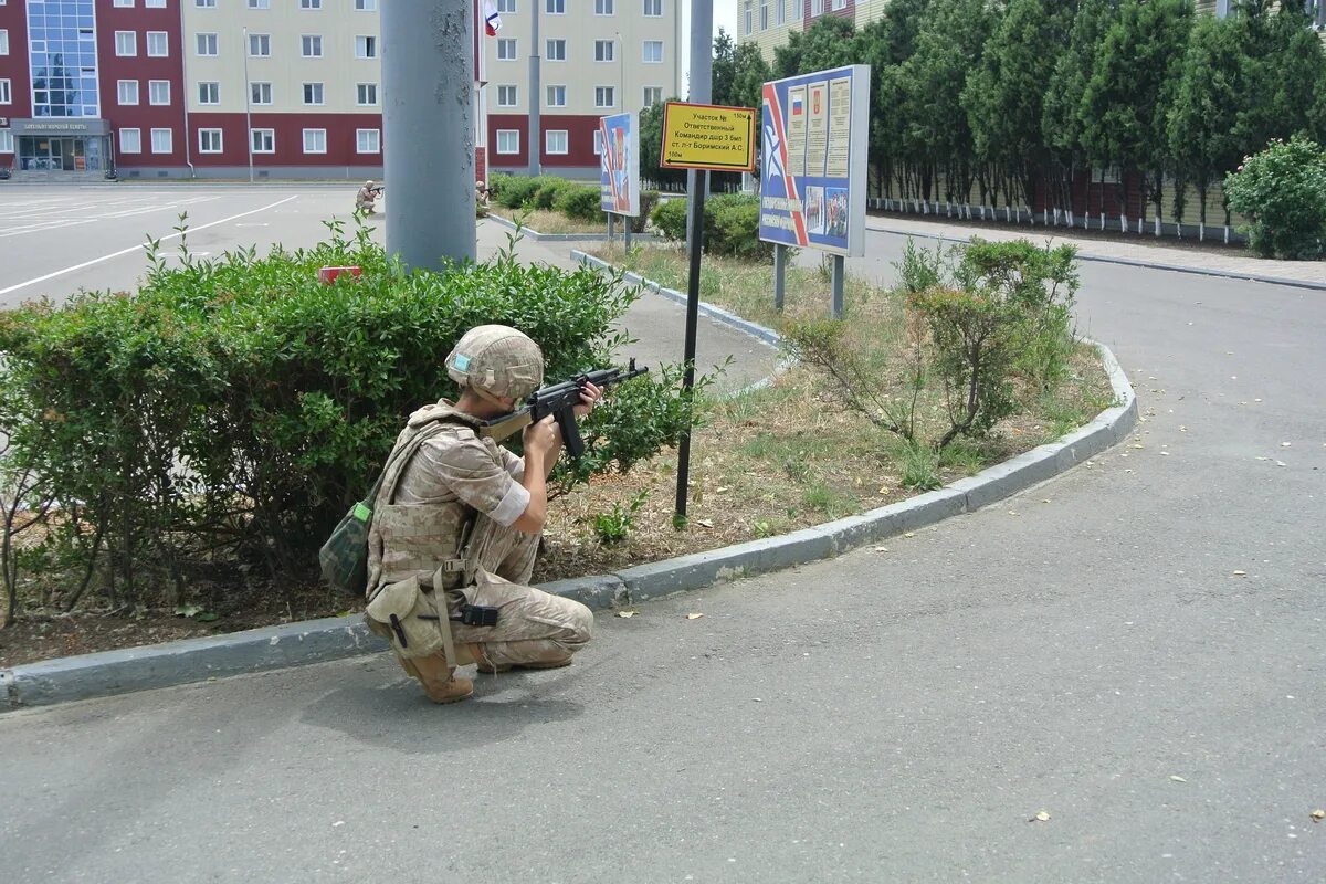 Нападение на территорию. Воинская часть. Чеченские солдаты в Украине. Войсковая часть солдаты. Солдат сбежал из части.