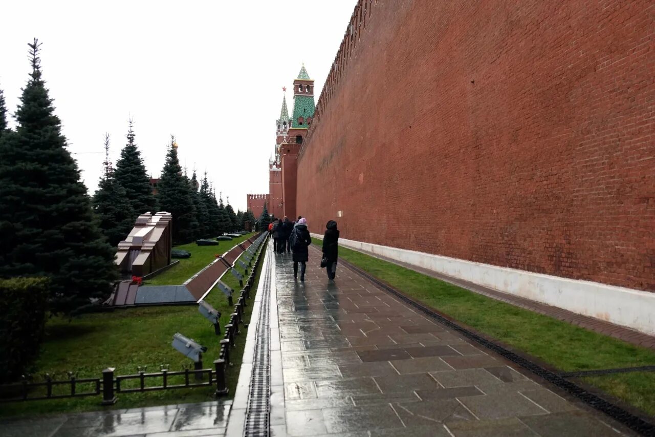 Кремлевская стена Никольская башня. Некрополь у кремлёвской стены, Москва, красная площадь. Кремлевская стена Курчанов. Могилы у кремлевской стены Калинин.