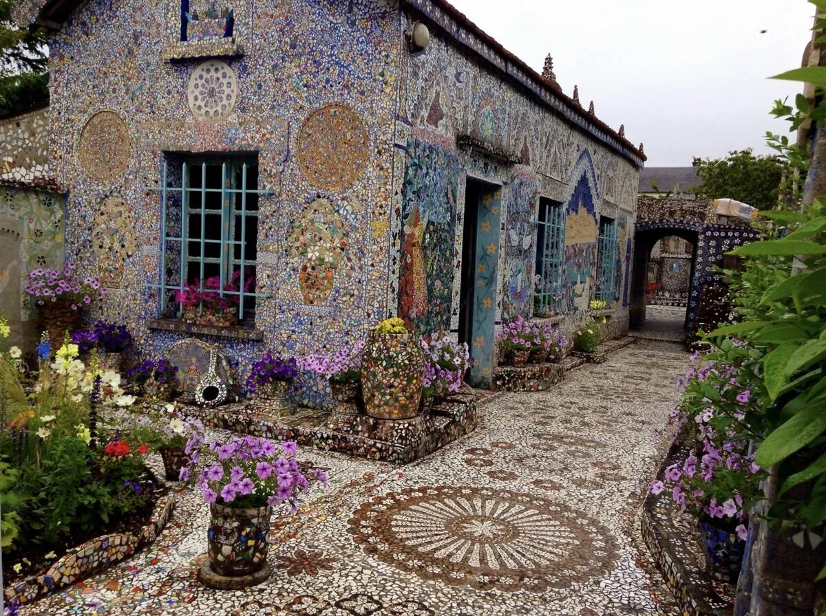 Мозаика на домах. Мозаичный дом. Дом украшенный мозаикой. Мозаичный домик во Франции. Мозаичные дома