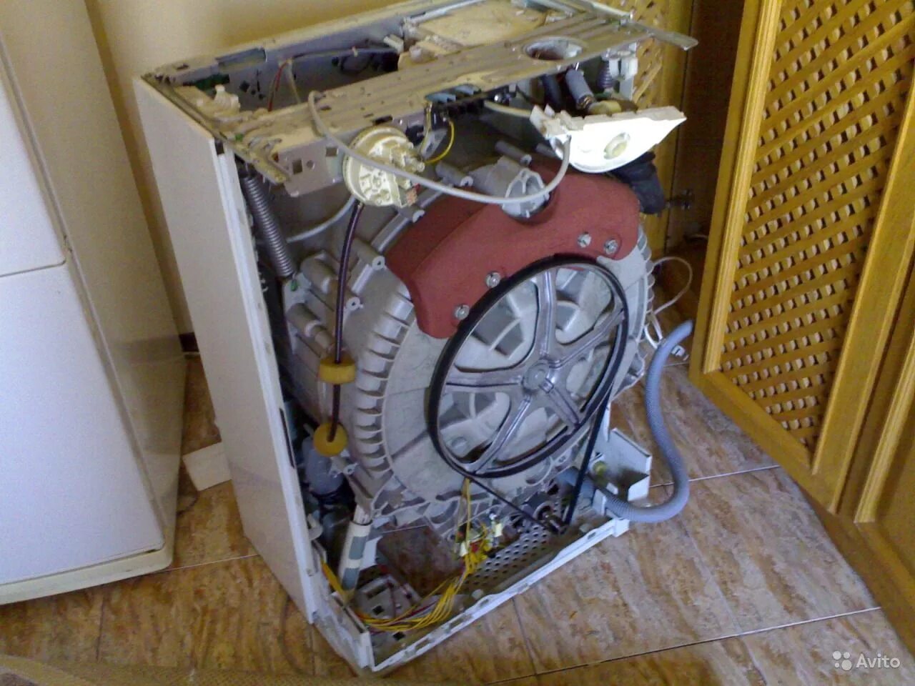Сервисный центр стиральной машины вирпул. Стиральная машина в разборе. Сломанная стиральная машина. Поломанная стиральная машина. Разобранная стиральная машинка.