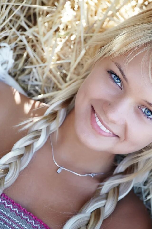 Живые фотографии девушек. Обычные красивые девушки. Девушки живую фотки. Натали великанова. Девушка в траве.