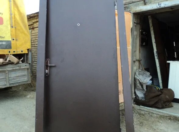 Вывоз металлических дверей. Утилизация дверей. Вывоз металлических дверей. Металлические двери металлолом. Дверь железная входная старая.