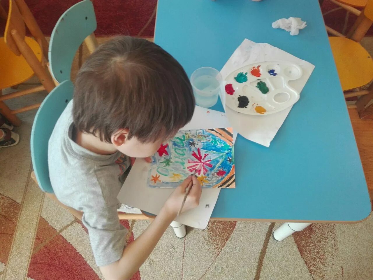 лепка для дошкольников. дошкольники делают открытки. дети за поделками. подарок маме с детьми. дети делают поделки из бумаги.