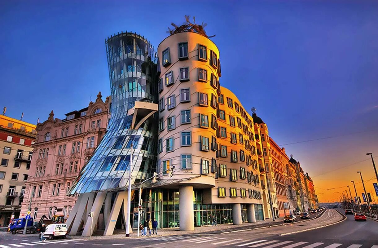 Unusual buildings. Фрэнк Гери Танцующий дом в Праге. Танцующее здание Прага Чехия. Фрэнк Гери здания.