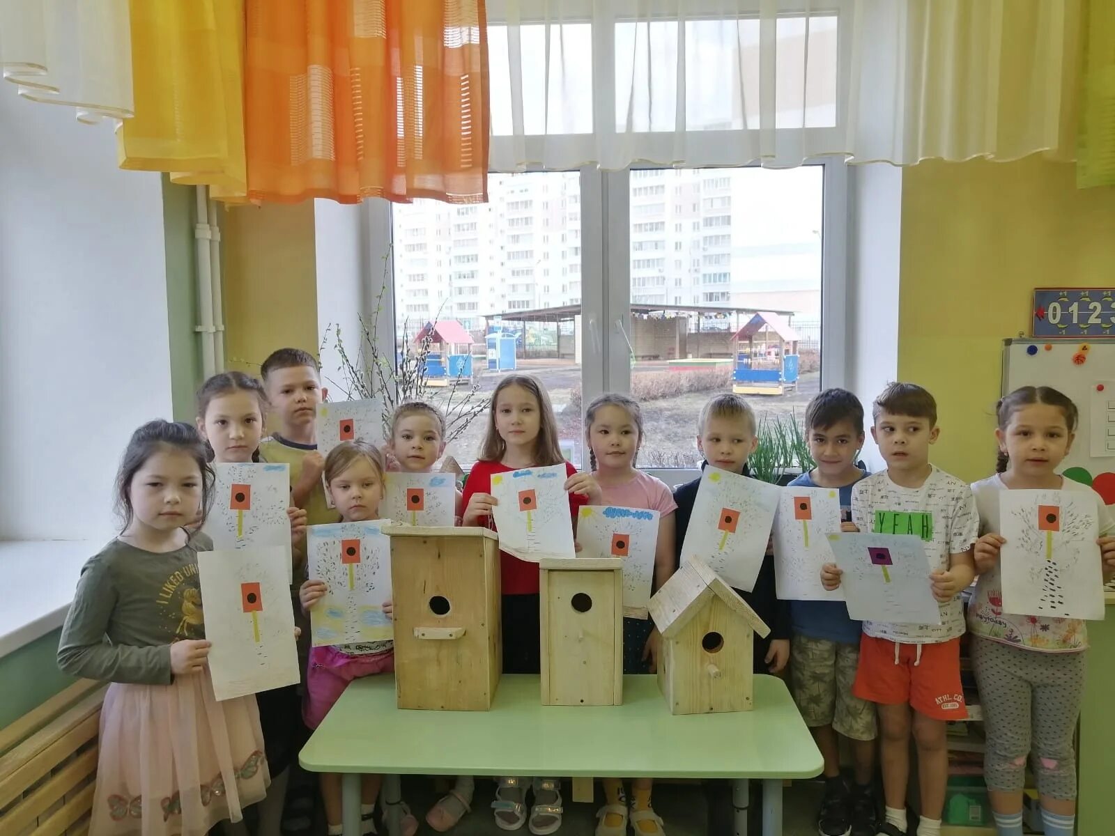 Дети в детском саду. Скворечник в детский сад. Дети в саду.