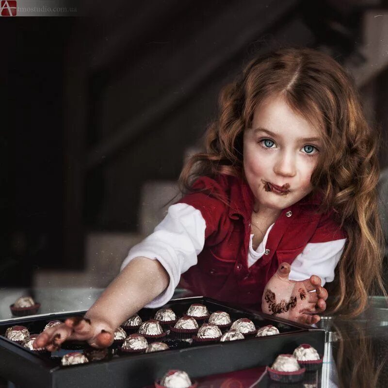 Детям есть конфеты. Девочка с конфетами. Девочка ест конфеты. Девушка с конфетой. Фотосессия с конфетами.