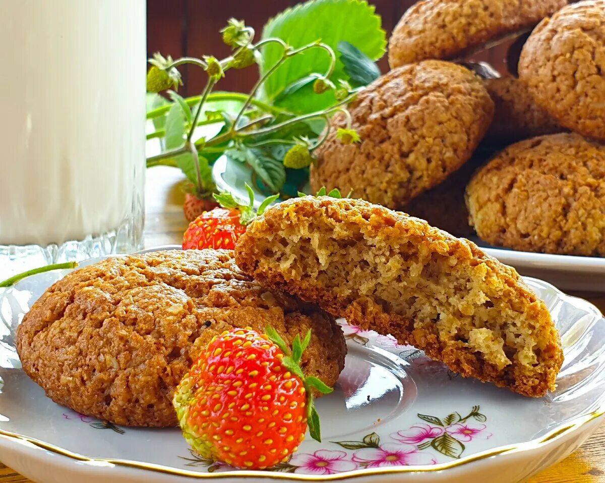 Медовый пирог (коврижка). Печенье с орехами. Сладкая выпечка. Печенье из песочного теста. Постная выпечка с манной крупой.