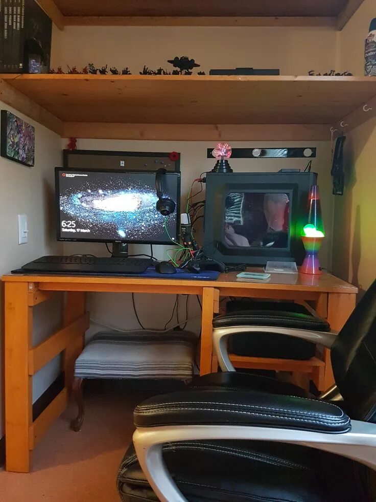 Кальянная комната. Капсульный отель sleepbox hotel. Компьютерное место. Рабочее место пк. Кофейный уголок.