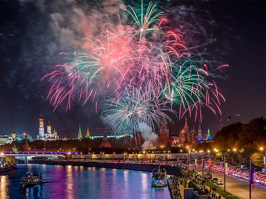 Кремль салют. Салют над Москвой. Праздничный фейерверк. День города Москва салют.