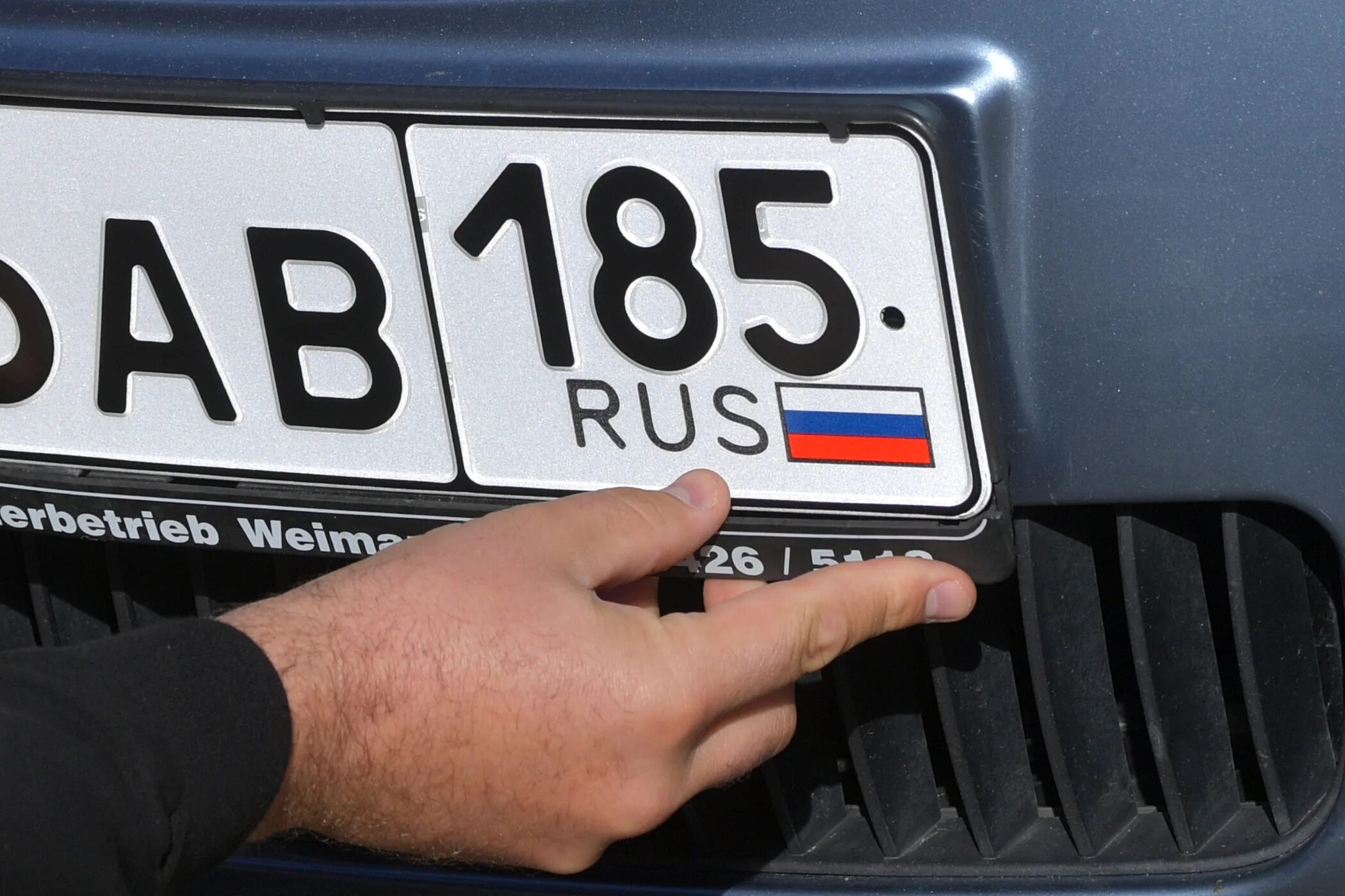 Изготовили квадратный дубликат номерного знака на автомобиль M021OE в Москве