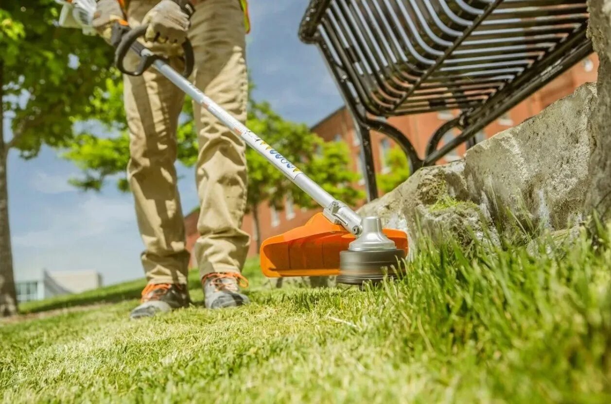 Покос травы триммером цена за сотку. Бензокоса Stihl FS 111. Бензиновый триммер штиль - Stihl FS 111. Штиль FS 130 R косилка. Stihl FS 250.