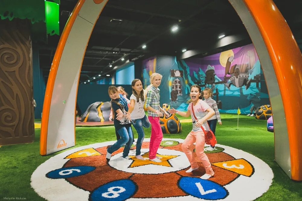 Интерактивная арка. Парк сокольники арка. Арка cokkoльники в парке сокольники. Парк сокольники входная группа. Изогнутый светодиодный экран.