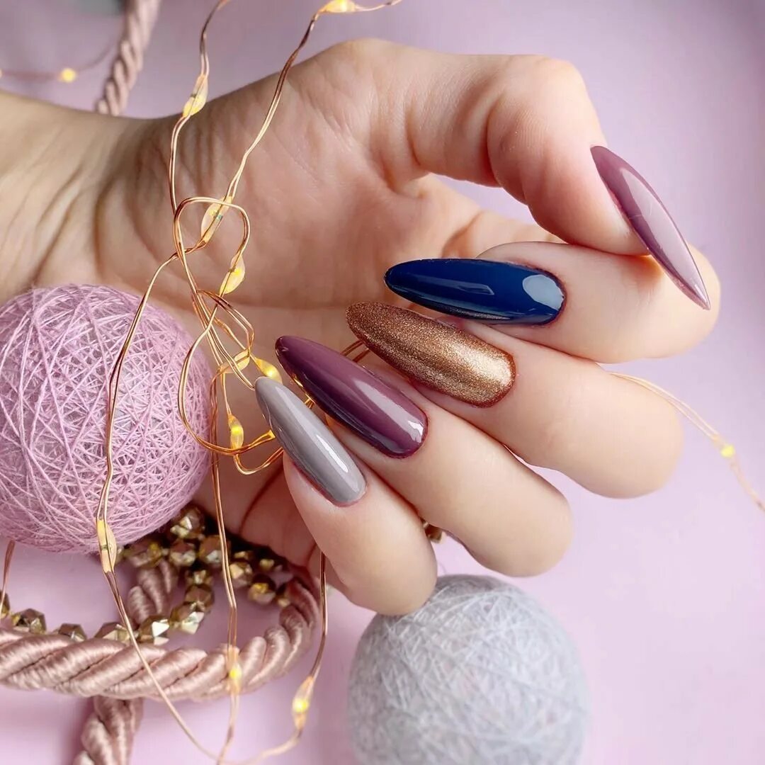 Маникюр миндаль с цветочками. Маникюр миндаль весна цветы. Модные цвета лака для ногтей осень 2022 года. Красивые цвета для маникюра. Ногти весна.