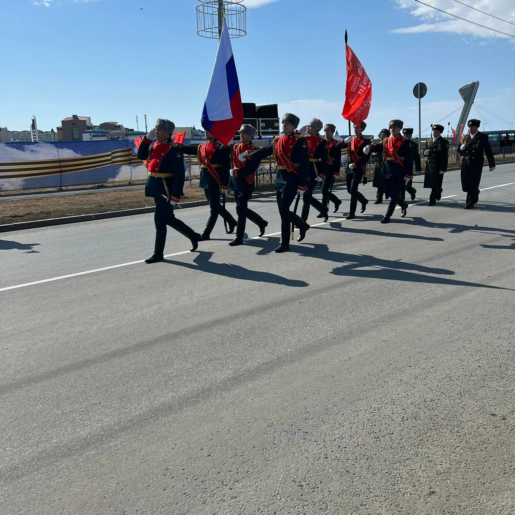 Губкинский парад Победы. Знамя Победы на параде. Парад Победы Салехард 2022. День Победы Салехард. Мая салехард