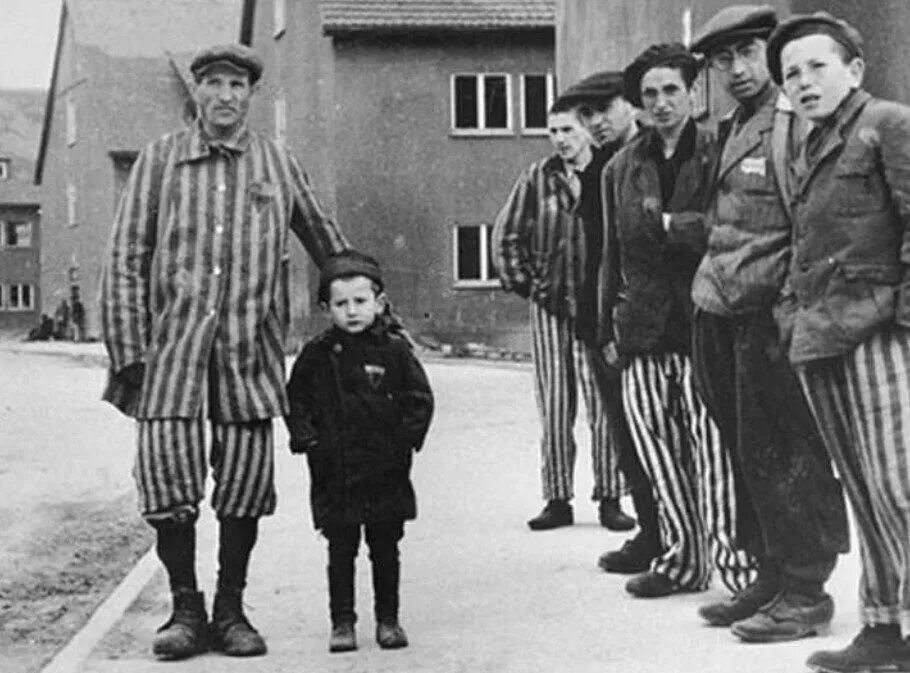 Бухенвальд концлагерь. Мальчик еврей в концлагере. Детский лагерь бухенвальд. Немцы расстреливают детей. Концлагерь бухенвальд люди.