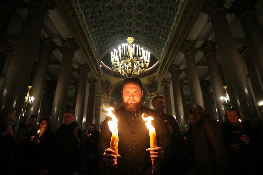 Пасхальная ночь. Пасха в церкви Минобороны. Богослужение в пасхальную ночь. Пасхальное богослужение в Казанском соборе Санкт-Петербурга.