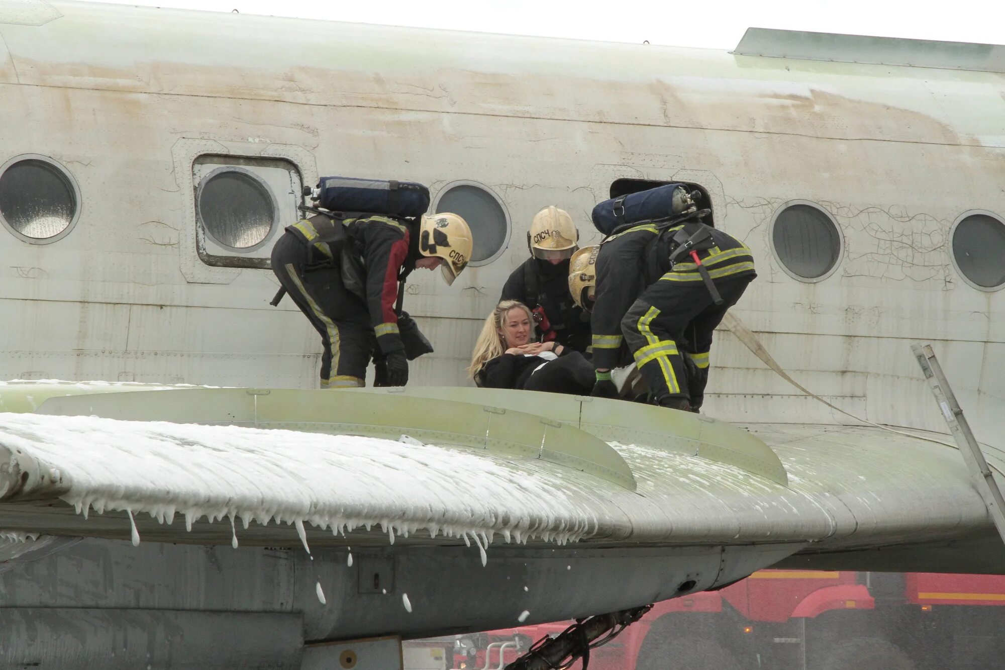 Эвакуационный самолет. Аварийный трап 737. Эвакуация пассажиров из самолета. Эвакуация пассажиров из самолета. Эвакуационный трап самолета.