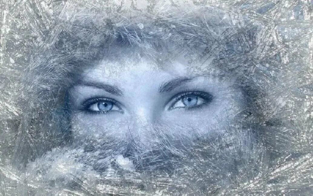 Зимний портрет. Женщина в метель. Иней на лице. Ледяной взгляд. Сугроб с глазами