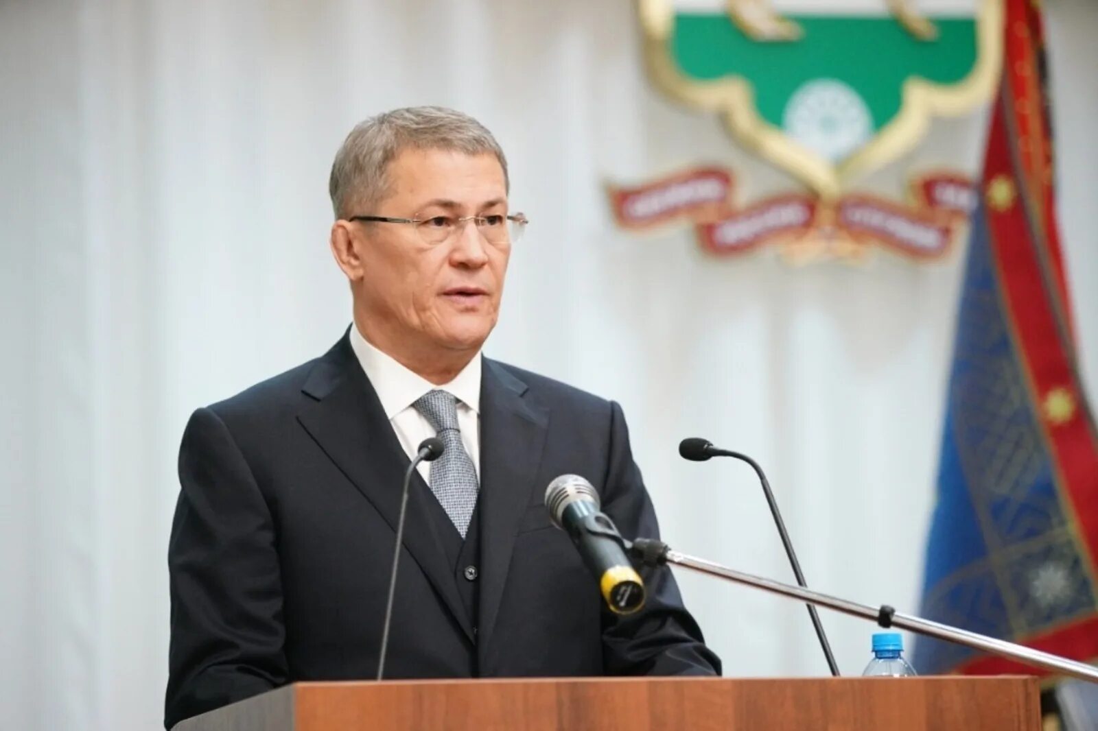 Глава башкирии хабирова. Сайт главы башкортостан. Президент башкортостана фото для стенда. Хабиров радий фаритович портрет. Президент рб башкортостан хабиров.