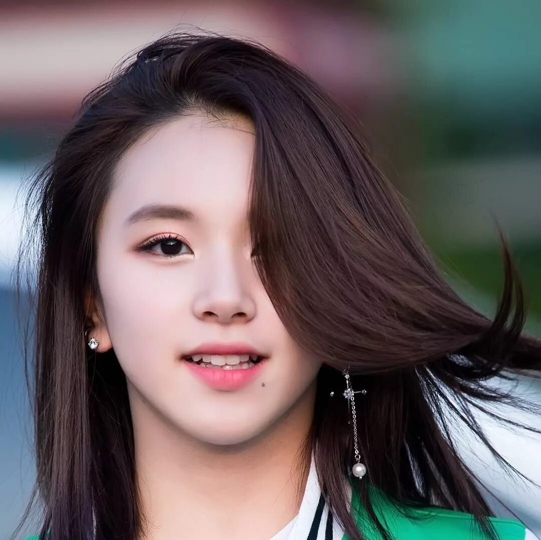 Twice chaeyoung. Чеен твайс. Группа twice чеён. Сколько лет чеен из твайс. Twice чеён.
