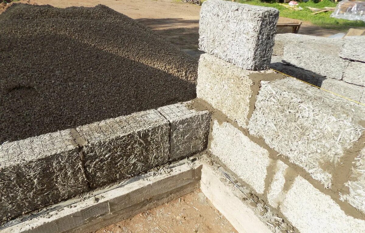 Фундамент под арболитовые блоки. Кладка дома из арболитовых блоков. Фундамент под арболит. Арболитовые блоки кладка стен. Фундамент под арболитовые блоки.