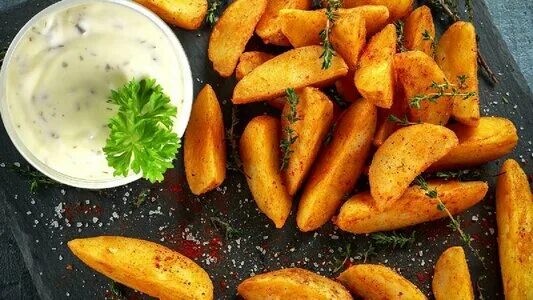 ХРУСТЯЩАЯ ЗАПЕЧЁННАЯ КАРТОШЕЧКА #хороший# рецепт ИНГРЕДИЕНТЫ: ✔ Картофель средне